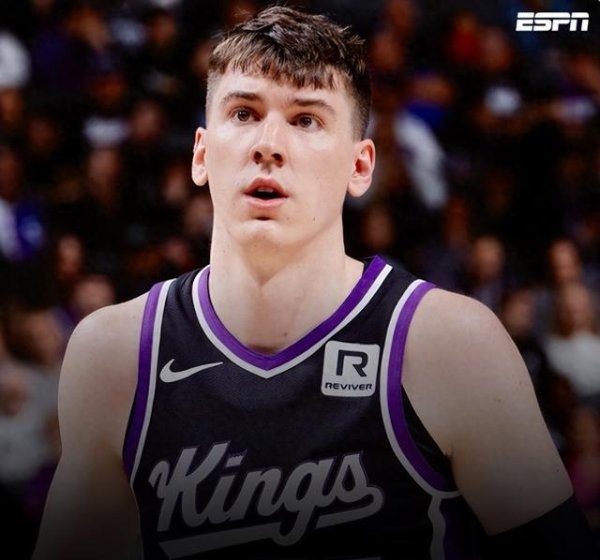 Tấn công đa năng, Lakers đã ký hợp đồng về phía trước Larevia 12 triệu trong hai năm