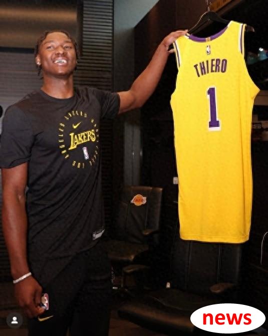 Ban quản lý Lakers đã cúp má