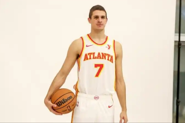 3 bản hợp đồng nữa! 16+4+7 Người bảo vệ cao tham gia Hawks, 22 rebound và các dấu hiệu trung tâm lớn